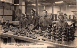 SELECTION -  Moeurs Et Types Bretons -  Industrie Sardinière. La Préparation Des Boîtes. - Autres & Non Classés