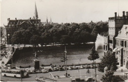 Den Haag Buitenhof Met Hofvijver Levendig Verkeer Oude Auto('s)bussen   4560 - Den Haag ('s-Gravenhage)