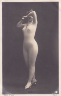 Thème Fantaisie Spectacle Femme Artiste Cabaret Barkis Photographe Walery Paris 1900 Carte Précurseur Faux Nue - Artisti