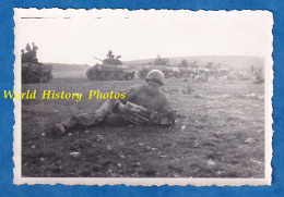 Photo Ancienne Snapshot - à Situer - Manoeuvre De Char à Identifier - Vers 1950 - Blindé Soldat Journal Casque Uniforme - War, Military