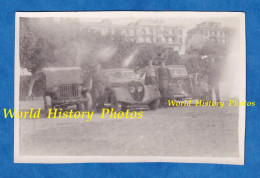 Photo Ancienne Snapshot - Caserne à Situer - Vers 1945 1946 - Automobile Militaire , Jeep Et Autre à Identifier - WW2 ? - War, Military