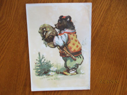 FOLK COSTUMED BEAR BAGPIPE PLAYER , ESTONIA 1958 , ARTIST VENDER - Andere & Zonder Classificatie