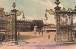 NANCY : UN COIN DE LA PLACE STANISLAS - ENTREE DE LA RUE DES DOMINICAINS - GRILLES DE JEAN LAMOUR ET STATUE DU ROI - Nancy