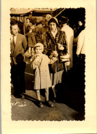 Photographie Photo Vintage Snapshot Photographe De Rue Marche Famille Mode - Personnes Anonymes