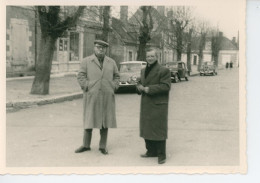 Photo 2 Hommes Avec Voitures Garées DS Traction - Automobile