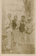 Carte Photo Famille Anglaise Sur La Plage Avec Falaise - Personnes Anonymes