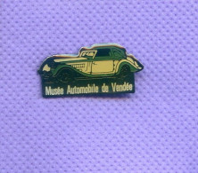 Rare Pins Auto Voiture Musee Automobile De Vendee  Citroen ? Peugeot ? Renault ?  J299 - Autres & Non Classés