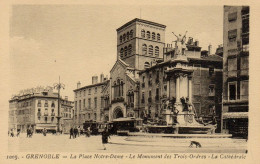 CPA 38 GRENOBLE La Place Notre Dame Le Monument Des Trois Ordres La Cathédrale - Grenoble