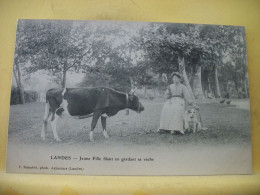 40 4302 LOT DE 2 CPA DIFFERENTES SUR JEUNE FILLE FILANT EN GARDANT SA VACHE DANS LES LANDES - Elevage