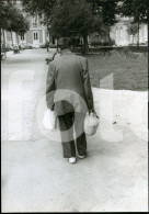 1983 ORIGINAL AMATEUR PHOTO FOTO OLD MAN LISBON PORTUGAL AT233 - Anonyme Personen