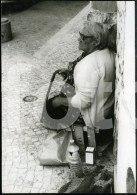 1983 ORIGINAL AMATEUR PHOTO FOTO OLD WOMAN LISBON PORTUGAL AT233 - Personnes Anonymes