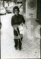 1983 ORIGINAL AMATEUR PHOTO FOTO BLIND WOMAN LISBON PORTUGAL AT233 - Personnes Anonymes