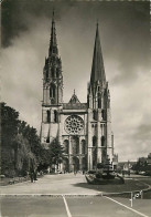 28 - Chartres - La Cathédrale - Animée - Mention Photographie Véritable - Carte Dentelée - CPSM Grand Format - Carte Neu - Chartres