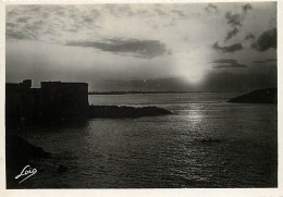 35 - Saint Malo - Coucher De Soleil Entre Le Grand Bey Et La Tour Ridouane - Dans Le Lointain La Côte De Saint-Cast Au C - Saint Malo