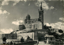 13 - Marseille - Basilique De Notre-Dame De La Garde - Animée - Mention Photographie Véritable - CPSM Grand Format - Car - Notre-Dame De La Garde, Funicolare E Vergine