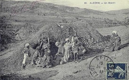 ALGERIE - SCENES ET TYPE < VUE ANIMEE D'UN GOURBI PRES D'ORAN - Szenen