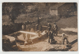 CARTE PHOTO : LAVANDIERES OU LAVEUSES NETTOIENT DU LINGE DANS UN LAVOIR EN CAMPAGNE - PAYSAN PORTEUR D'EAU -2 SCANS- - Altri & Non Classificati