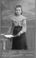 Photo CDV D'une Jeune Fille élégante De 12 Ans Posant Dans Un Studio Photo A Gand - Oud (voor 1900)