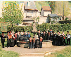 Folklore - Auvergne - Groupe Folklorique Bourrée Du Carladés De Vic Sur Cère - A La Fontaine - CPM - Carte Neuve - Voir  - Kostums