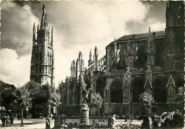 33 - Bordeaux - Tour Pey Berland Et Cathédrale Saint André - Animée - Pigeons - Carte Dentelée - CPSM Grand Format - Voi - Bordeaux