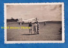 Photo Ancienne Snapshot - INDOCHINE - Avion à Identifier - Années 1950 - Aviation Homme Femme Fille Colonial - Aviación