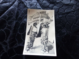 P-188 , Photo, Les Sables D'Olonne, Deux Jolies Femme Sur La Plage Et Hôtel Splendid , 1930 - Places