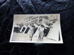 P-189 , Photo, Les Sables D'Olonne, Deux Jolies Femme Sur La Plage Et Les Tentes, 1930 - Luoghi