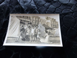 P-190 , Photo, Les Sables D'Olonne, Groupe D'enfants En Maillots De Bains Près Des Tentes, 1930 - Persone Anonimi