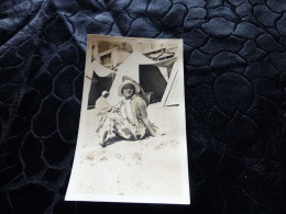 P-193 , Photo, Les Sables D'Olonne, Jeune Femme Au Chapeau Et Ombrelle Sur La Plage, 1930 - Personnes Anonymes