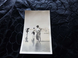 P-195 , Photo, Les Sables D'Olonne, Eune Femme Au Chapeau Sur La Plage, 1930 - Anonyme Personen