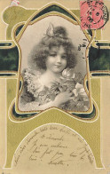 N°24996 - Carte Gaufrée - Fantaisie - Clapsaddle - Jeune Fille Tenant Un Bouquet De Roses - Sonstige & Ohne Zuordnung