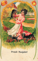 N°24990 - Carte Gaufrée - Prosit Neujahr - Une Femme Entourée De Teckels - Dackel - Nouvel An