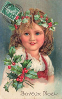 N°24972 - Carte Gaufrée - Joyeux Noël - Fillette Avec Une Couronne De Houx Dans Les Cheveux - Autres & Non Classés