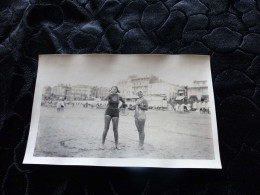 P-196 , Photo, Les Sables D'Olonne,deux Jeunes Femmes En Maillots De Bains , Raquettes, 1930 - Personnes Anonymes