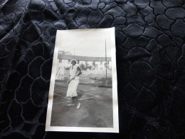 P-199 , Photo, Les Sables D'Olonne, Jeune Femme Jouant Au Tennis, 1930 - Personnes Anonymes