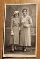 19447.   Fotografia Cartolina D'epoca Donne Femme  In Posa 1934 Magenta - 13,5x8,5 Foto Pusceddu - Anonyme Personen