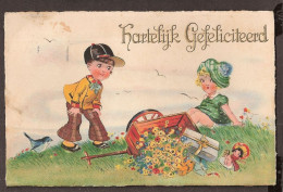 Félicitations - Petite Fille Avec Des Fleurs, Cadeau Et Une Poupée. Jolie CPA 1932 -Vintage Card - Anniversaire