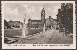 Wiesbaden - Weltkurstadt. Reisinger Brunnen - Anlage Mit Hauptbahnhof, Railway Station - Wiesbaden