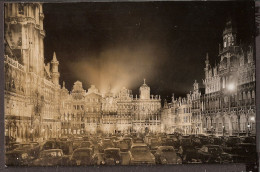 Bruxelles - Grand Place - Groote Markt Met Automobiles - Bij Nacht - By Night - Bauwerke, Gebäude