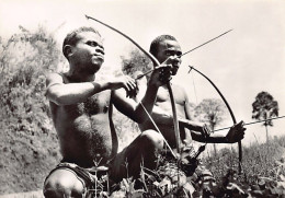 Congo Kinshasa - Mission De MONGBWALU - Pygmées Partant à La Chasse - TAILLE DE LA CARTE POSTALE 15 Cm. Par 10 Cm. - POS - Congo Belge