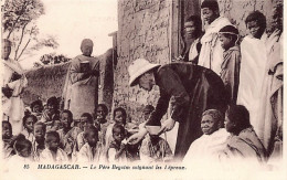 Madagascar - Le Père Beyzim Soignant Les Lépreux - Ed. Oeuvre Des Prêtres Malgaches 85 - Madagaskar