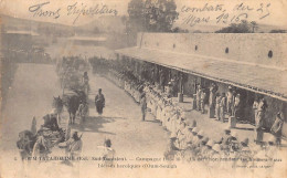 Tunisie - FOUM TATAHOUINE - Campagne 1915-1916 - La Garnison Rendant Les Honneurs Aux Blessés Héroïques D'Oum-Souigh - E - Tunisie