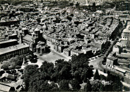 63* ISSOIRE    Le Square Et Eglise    (CPSM 10x15cm)    RL18,0467 - Issoire