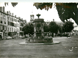 63* ISSOIRE   Place De La Republique   (CPSM 10x15cm)     RL18,0439 - Issoire