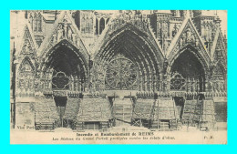 A908 / 275 51 - Incendie Et Bombardement De REIMS Statues Du Grand Portail Protégées - Reims