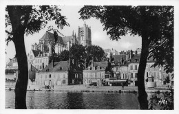 89 AUXERRE Les Bords De L'Yonne Et La Cathédrale  (Scan R/V) N° 36 \MR8004 - Auxerre