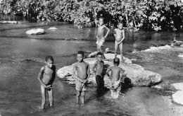 Jeunes Enfants Se Baignant Dans Le Fleuve Cliché Remond  (Scan R/V) N° 77 \MR8001 - Guinée Française