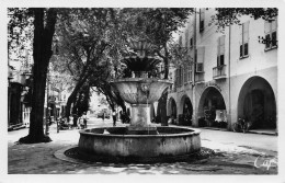 06   GRASSE La Fontaine Et La Place Aux AIRES    (Scan R/V) N°   63   \MR8013 - Grasse