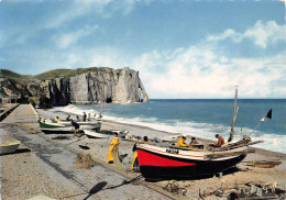 76 ETRETAT   Barques De Pêcheurs Sur La Plage La Falaise Et La Porte D'AVAL      (scanR/V)   N° 30  MR8008 - Etretat