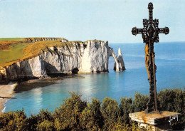 76 ETRETAT  Le Calvaire Les Falaises La Porte D'aval Et L'Aiguille        (scanR/V)   N° 25  MR8008 - Etretat